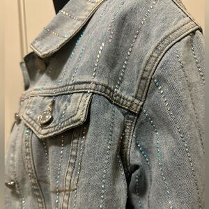 Veveret Stripe Rhinestone Denim Jacket in Light Wash. Size S.
